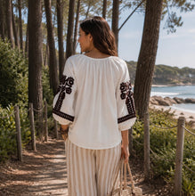 Charger l'image dans la galerie, BLOUSE COL V BRODERIE
